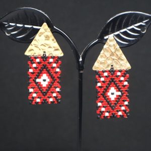 Pendientes étnicos ingas de cuentas de miyuki con herraje triangular dorado. Colores rojo, negro y blanco.