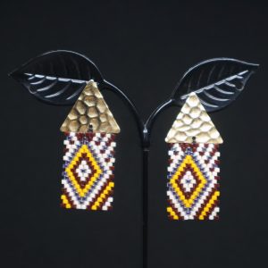 Pendientes étnicos ingas de cuentas de miyuki con herraje triangular dorado. Colores blanco, amarillo y negro.