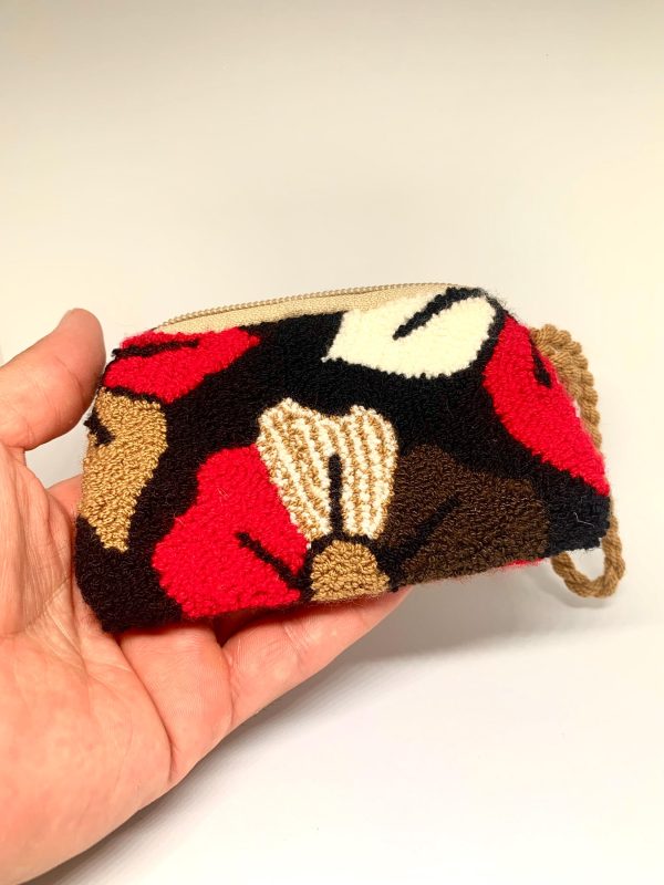 Monedero colorido Wayuu de embrague. Fondo negro con flores