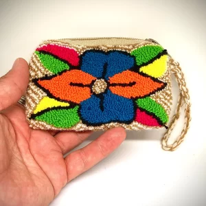 Monedero colorido Wayuu de embrague. Fondo beige con flores multicolor