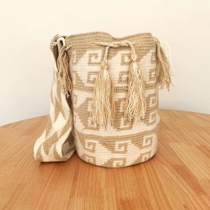 Bolso wayuu beige, motivos étnicos