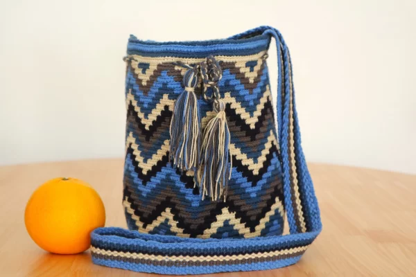 Bolso mediano wayuu azules, grises, beige