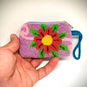 Monedero colorido Wayuu de embrague. Lila con flores