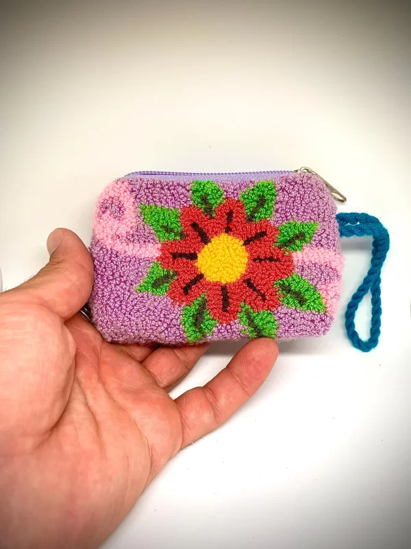 Monedero colorido Wayuu de embrague. Lila con flores